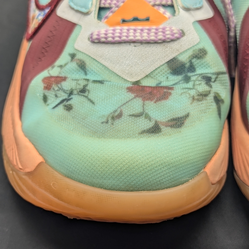 Nike Lebron x Mimi Plange 18 Low Daughters Floral Size 6Y - Picture 11 of 12
